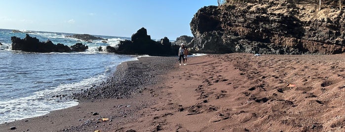 Red Sand Beach is one of Orte, die Cynthia gefallen.