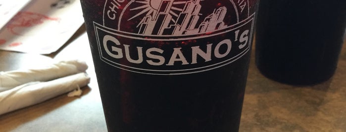 Gusano's Pizzeria is one of Tempat yang Disukai Laura.