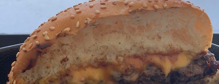 Epic Burger is one of Lieux sauvegardés par Omar.