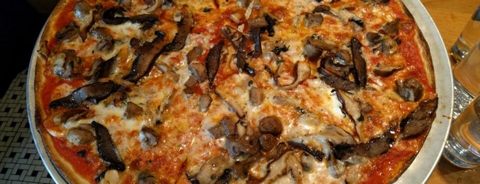 Vezzo Thin Crust Pizza is one of Locais curtidos por Bogdan.