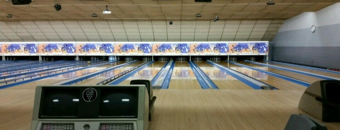 Lessard Lanes is one of Matthewさんのお気に入りスポット.