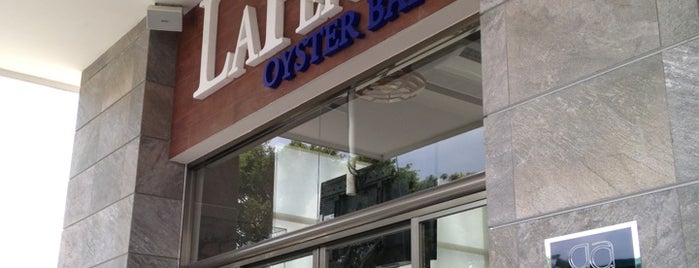 La Perla Oyster Bar is one of Locais curtidos por Ma. Fer.