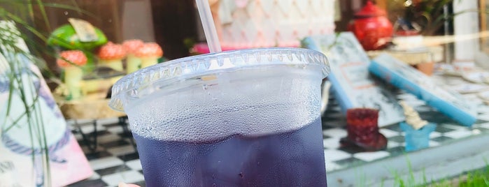 Alice’s Tea Cup To-Go is one of Kimmie 님이 저장한 장소.