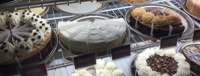 The Cheesecake Factory is one of Comida.