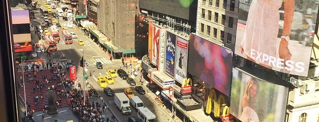 New York Marriott Marquis is one of Locais curtidos por Okan.