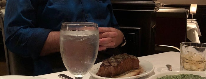 Ruth's Chris Steak House is one of Lugares favoritos de Corey.