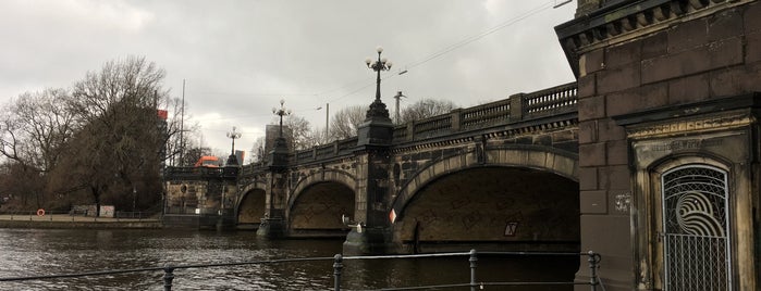 Lombardsbrücke is one of Заехать при случае.
