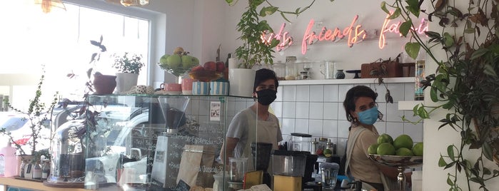 Mia Coffee & Bistro is one of สถานที่ที่บันทึกไว้ของ Sumru.