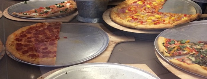Craft Pizza Company is one of Lugares favoritos de Sam.