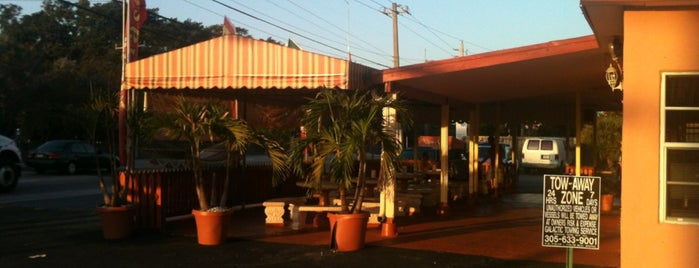 Oasis Cafeteria is one of Tempat yang Disukai Alejandra.