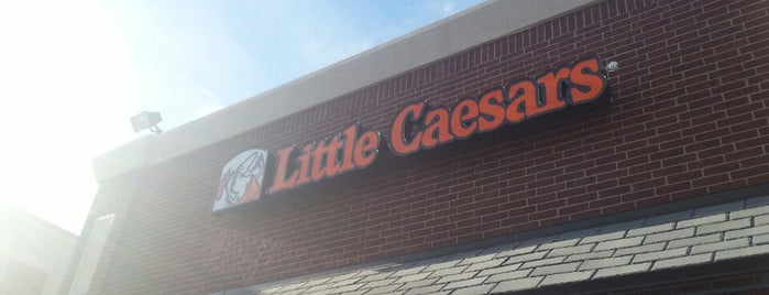 Little Caesars Pizza is one of สถานที่ที่ Leslie ถูกใจ.