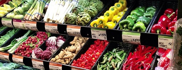 Whole Foods Market is one of Lugares favoritos de Cristina.