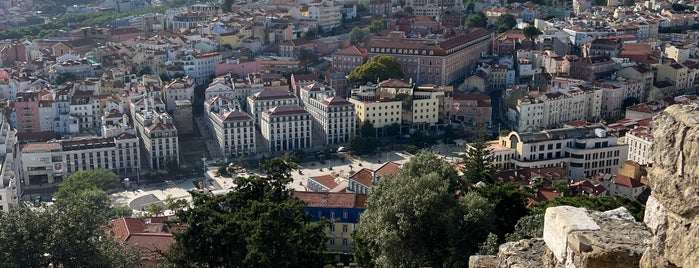 Castello di San Giorgio di Lisbona is one of Posti che sono piaciuti a Mat.