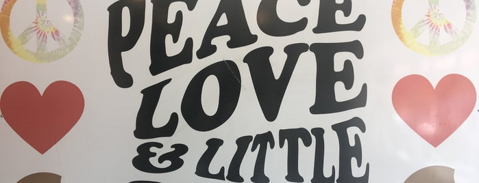 Peace Love & Little Donuts is one of สถานที่ที่ Ben ถูกใจ.