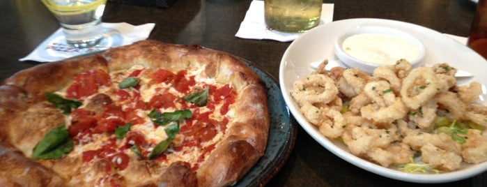 Wolfgang Puck Pizza | Bar is one of Prahladさんの保存済みスポット.