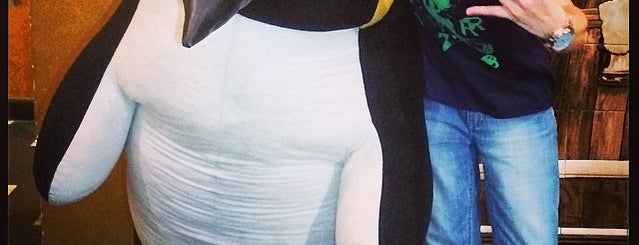 Pinguim is one of Locais curtidos por Tuba.