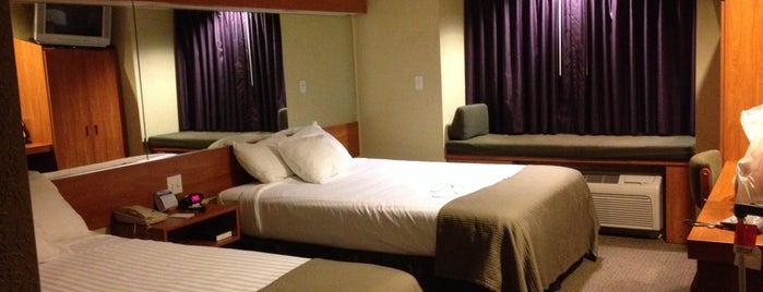 Microtel Inn & Suites is one of สถานที่ที่ Kate ถูกใจ.