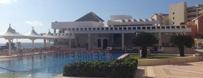Omni Cancun Hotel & Villas is one of Hoteles con cancha de Tennis.