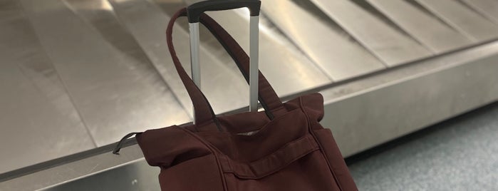 Baggage Claim - T1 is one of Locais curtidos por Velma.