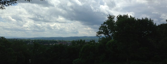 College Hill Park is one of Debra'nın Beğendiği Mekanlar.