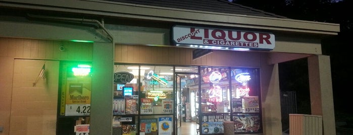 Discount Liquors & Cigarettes is one of Ryanさんのお気に入りスポット.
