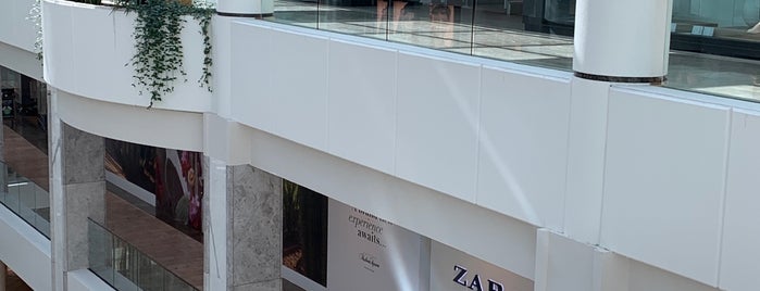 Zara is one of สถานที่ที่ Marizza ถูกใจ.