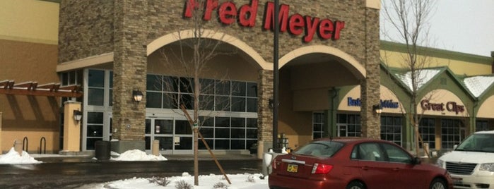Fred Meyer is one of สถานที่ที่ Alejandra ถูกใจ.