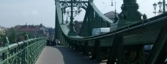 Szabadság híd is one of Ooit.