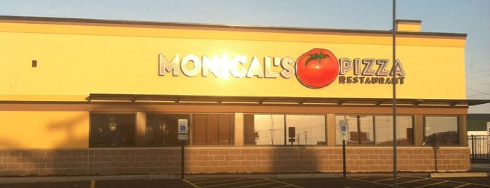 Monical's Pizza is one of Tempat yang Disukai Cole.