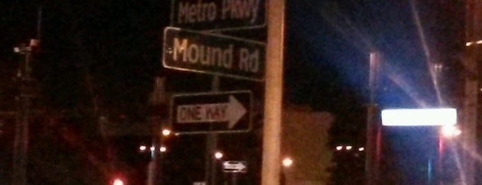 16 Mile & Mound Macomb Coms Pole is one of O.o.