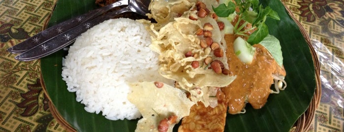 Pecel Pincuk Godong Ijo is one of Jakarta Culinary.