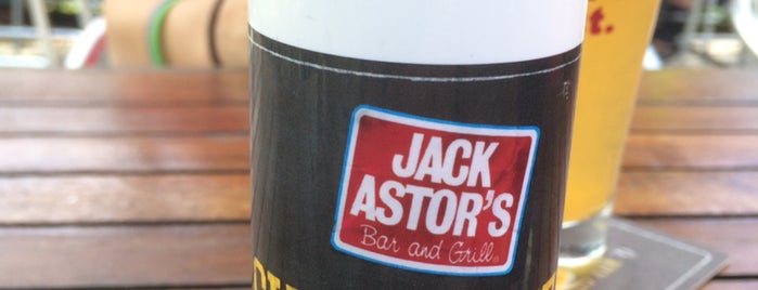 Jack Astor's Bar & Grill is one of Tempat yang Disukai Chris.
