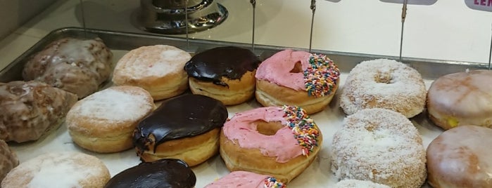 Kane's Donuts is one of สถานที่ที่ Chris ถูกใจ.