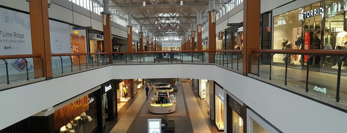 Lime Ridge Mall is one of Locais curtidos por Chris.