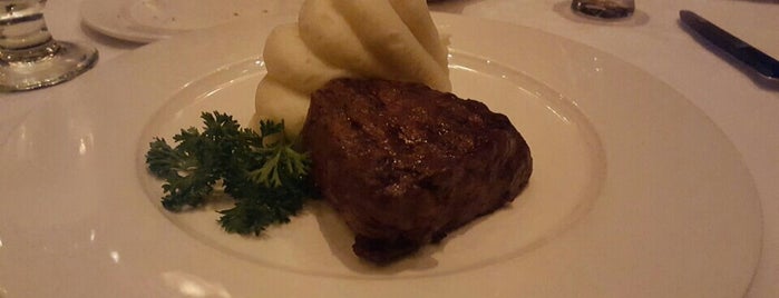 Hy's Steakhouse is one of Lugares favoritos de Chris.