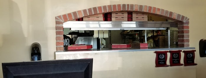 Toppers Pizza is one of Chris : понравившиеся места.