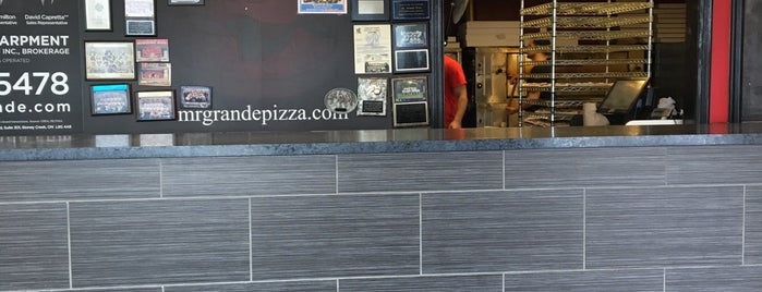 Mr. Grande Pizza is one of สถานที่ที่ Chris ถูกใจ.
