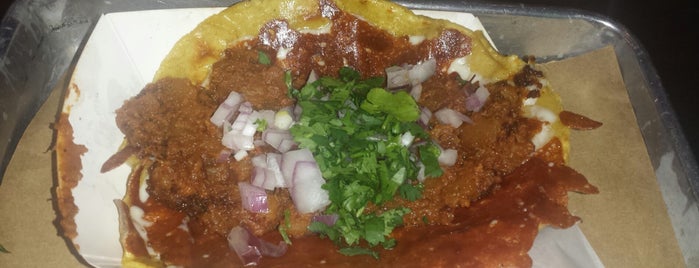 Un Mundo Mexican Grill is one of Tempat yang Disukai Karen.