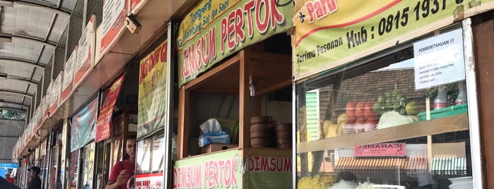Jajanan Pertokoan Gedung Hijau (Fitria) is one of Foods To Try.