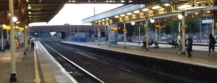 Slough Railway Station (SLO) is one of Tempat yang Disukai Henry.