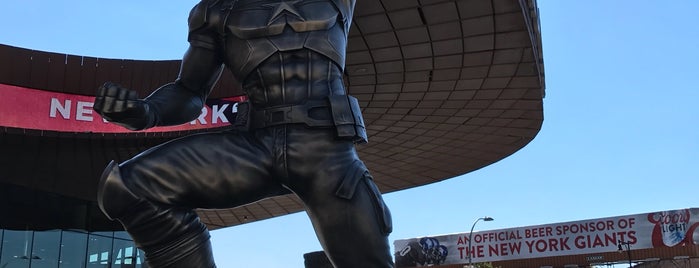 Captain America Statue is one of Locais curtidos por Kimmie.