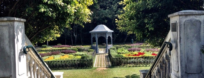 Victoria Peak Garden is one of สถานที่ที่ Christopher ถูกใจ.