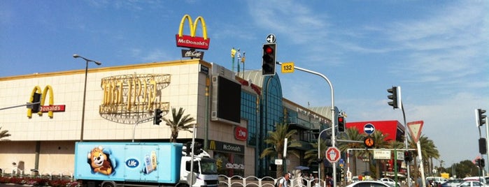 Ha-Zahav Mall / קניון הזהב is one of Lugares favoritos de Roman.