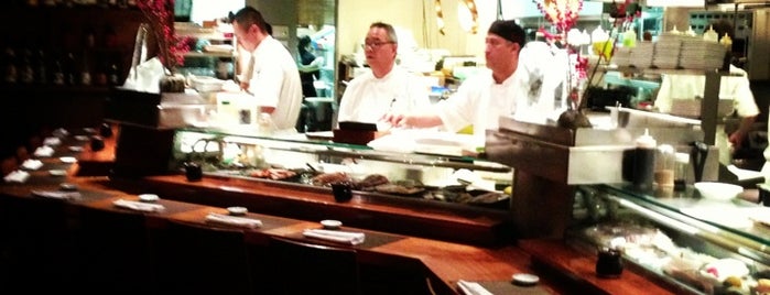 Sushi Den is one of Lugares favoritos de Hiroshi ♛.