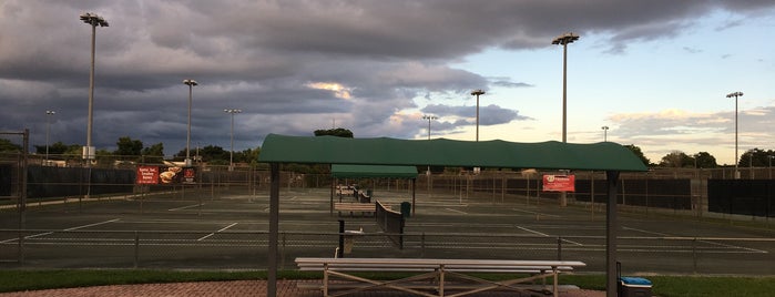 Frank Veltri Tennis Center is one of Orte, die Matías gefallen.