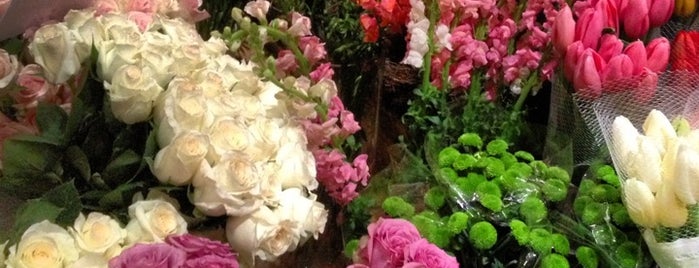 Four Seasons Arrangement Flower Boutique is one of Tempat yang Disukai Mashael.