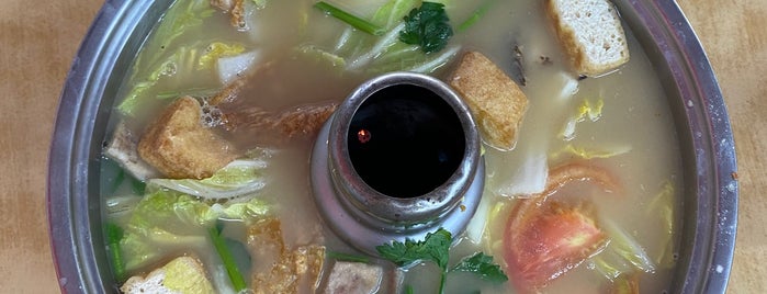 Restoran Uncle Pou Wok 补锅佬菜馆 is one of Lugares favoritos de Y.