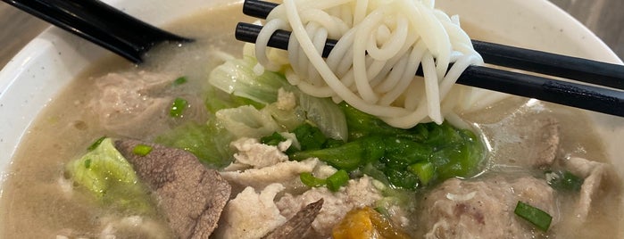 HK Porky Noodle House is one of สถานที่ที่ Y ถูกใจ.