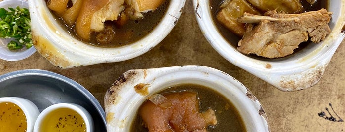 Hock Boon Restaurant (Bak Kut Teh) is one of Lieux qui ont plu à Y.