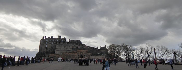 Edinburgh Castle is one of Tempat yang Disukai Y.
